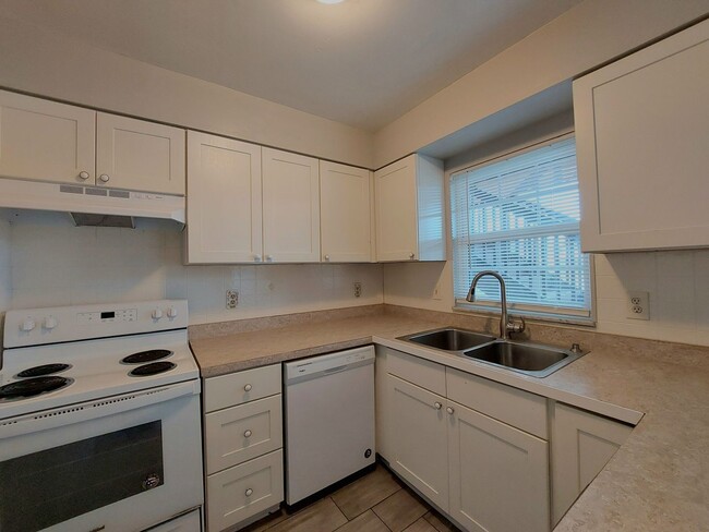 Building Photo - Lake Bentley Shores Condo- Unit C-3 Locate...