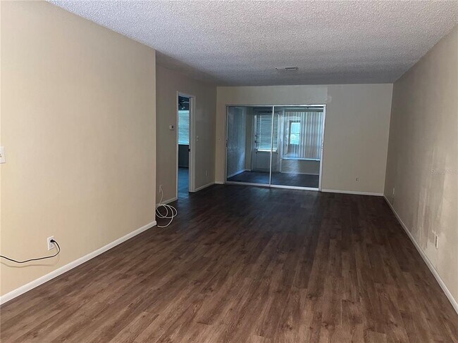 Building Photo - 2225 Lark Cir W