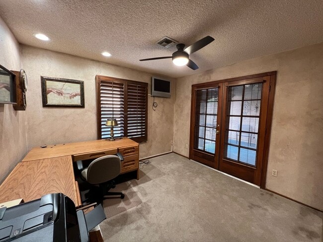 Building Photo - FURNISHED 3 BEDROOM HOME IN TOWN WITH POOL ACCESS!