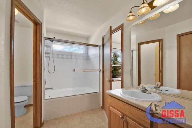Building Photo - Beautiful home with 4 BR, 3.5 BA, 2 CAR wi...
