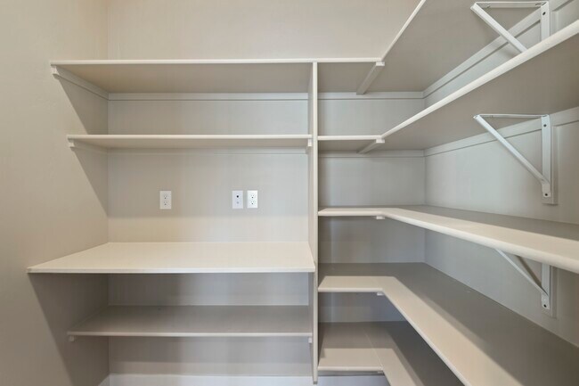 Building Photo - 16542 Red Oak Dr