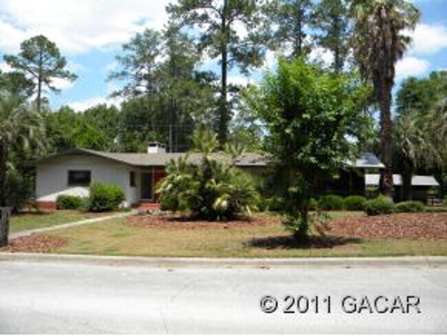 Building Photo - Black Acres-Three Bedroom, Two Bath 2068sf 1/2 mile to Law School or the Swamp