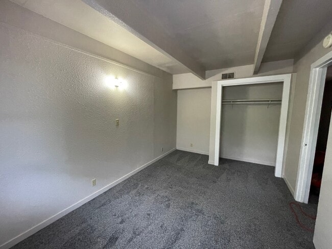 Building Photo - 627 W 13th St