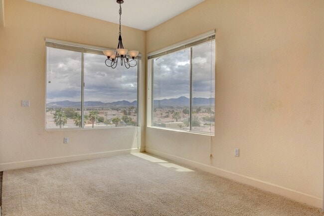 Building Photo - Beautiful top floor condo!