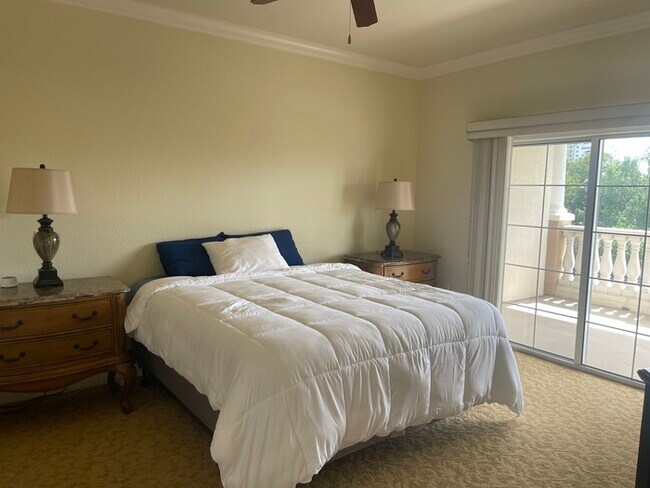 Building Photo - Golf Course View Condo