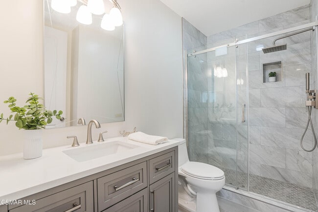 Building Photo - 252 Capri Dr