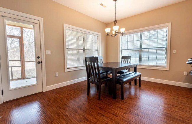 Building Photo - BEAUTIFUL HOME ON WEST SIDE!! SCREENED IN PATIO! FENCED IN YARD!