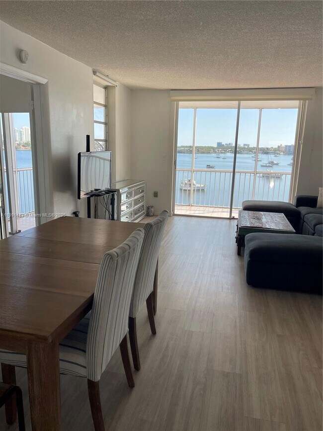 Building Photo - 2910 Point E Dr