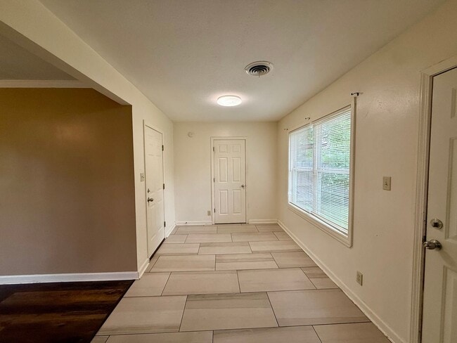 Building Photo - 2310 Fairfield Dr