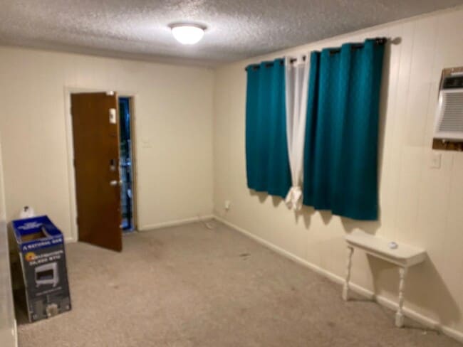 Building Photo - 2 bedrooms 1 bath - Large Yard