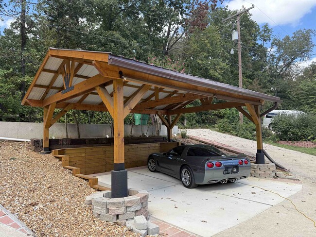 Building Photo - 129 W Lakeshore Dr