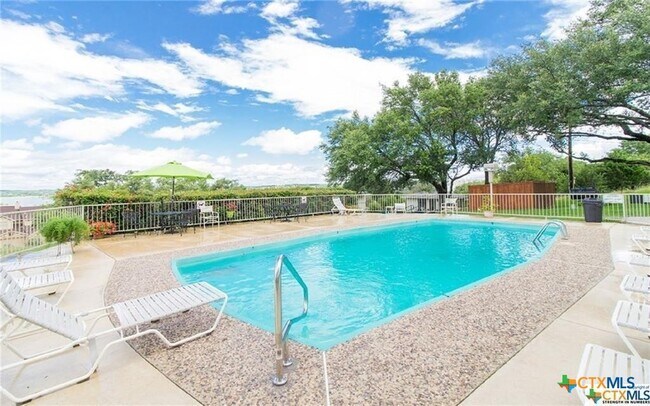 Building Photo - 943 Parkview Dr