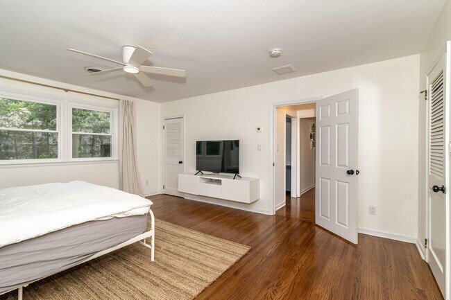 Building Photo - 1800 Lark Ln