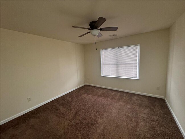 Building Photo - 600 Sioux St