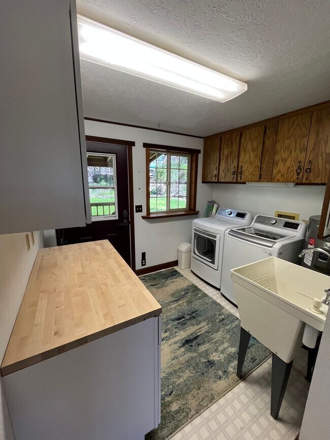 Building Photo - Custom Rustic 4-Bdr on beautiful 5 acres with Greenhouse in Sisters!