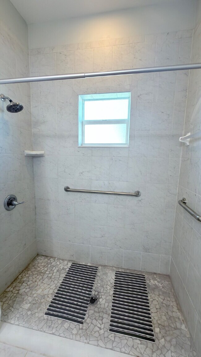 Building Photo - 4658 San Lorenzo Dr