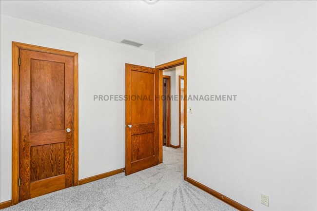 Building Photo - Charming 3 bedroom 1 bath home with 2 garages! Available For Rent To Own!