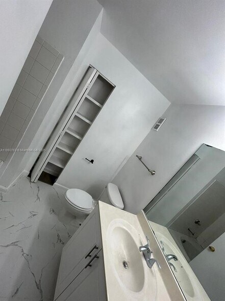 Building Photo - 4815 Via Palm Lakes