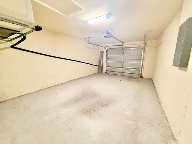 Building Photo - Like-New 3BR-2 Bath Duplex w/ Garage, Prime Cape Coral Location + Flexible Lease Options+Pet Frie...