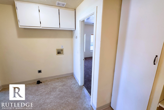 Building Photo - 3 Bedroom House in Central Point!