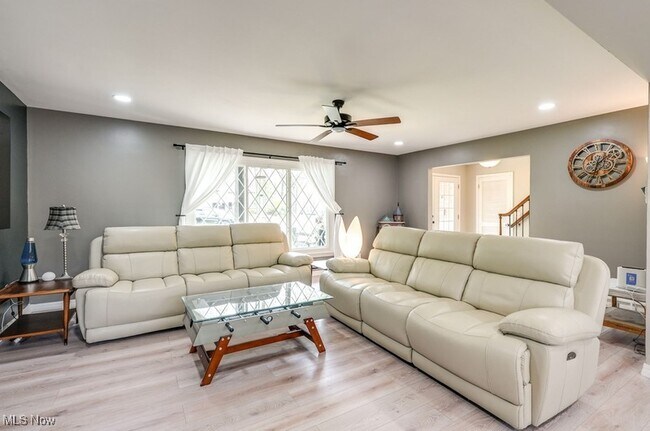 Building Photo - 896 Cliffside Dr