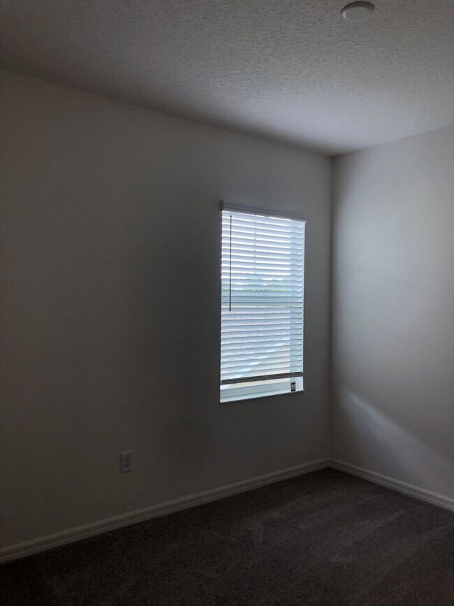Building Photo - 4BD/3.5BA Townhome in Ravenna Winter Garden!