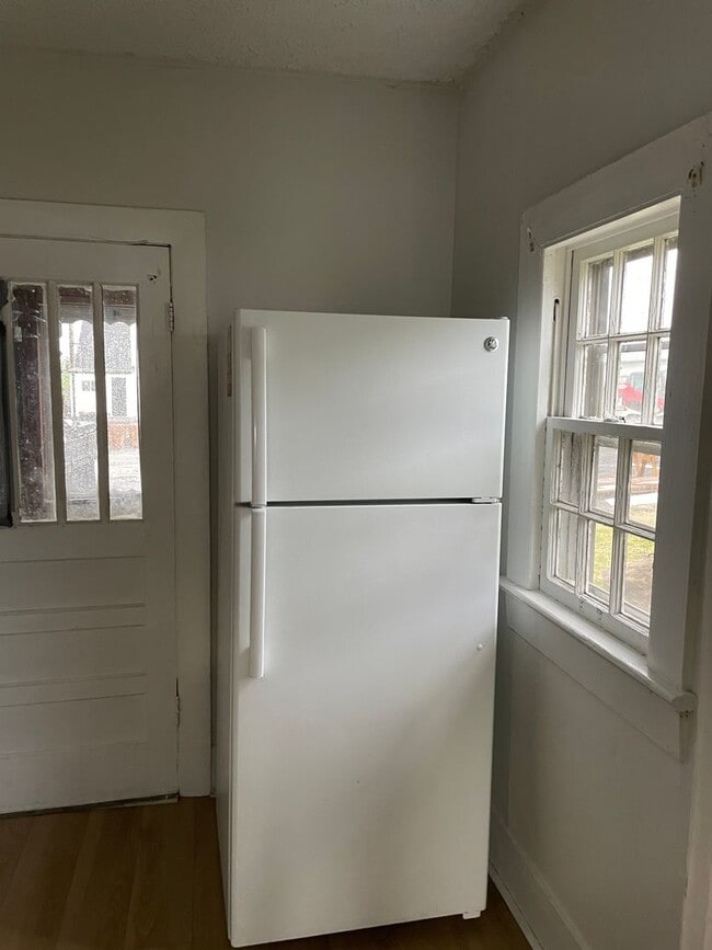 Building Photo - 2 Bedroom 1 Bath Available to Rent for $79...