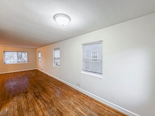 Building Photo - Beautiful 3 Bed 1 Bath End Row Brick Townhouse With Fenced In Yard In River Terrace