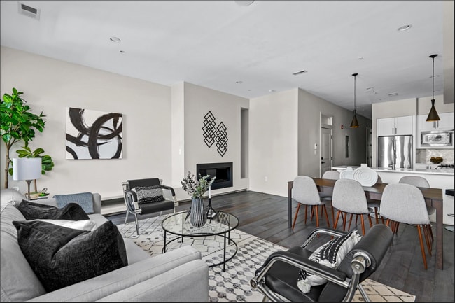 Building Photo - Beautiful 2 bed 2 bath plus den- Parking!!...