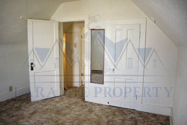 Building Photo - 208 E Sheridan St