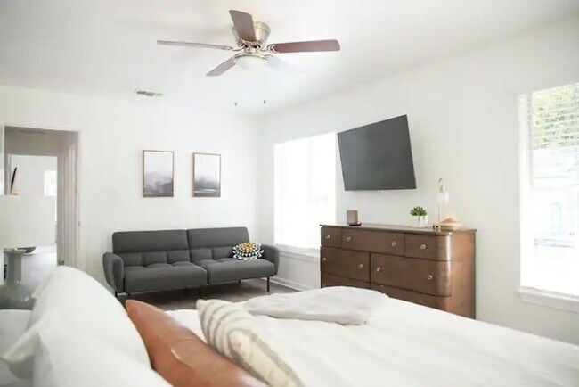 Building Photo - Fully Renovated 2x1 in a fabulous location!