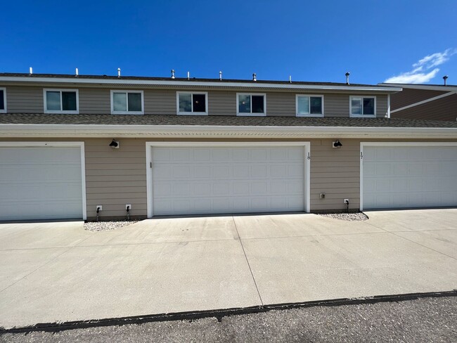 Building Photo - Gorgeous Townhome right on the river!