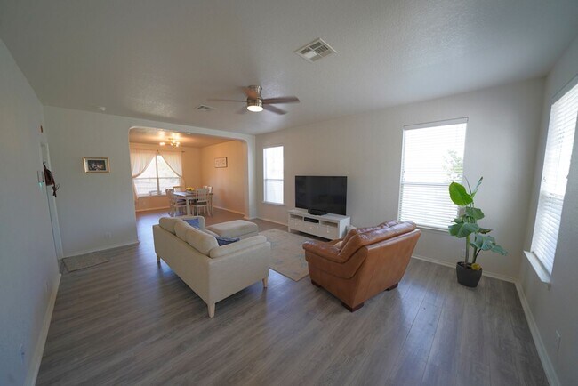 Building Photo - Beautifully Maintained Home in Schertz Now Available. Realtor Commission: $500