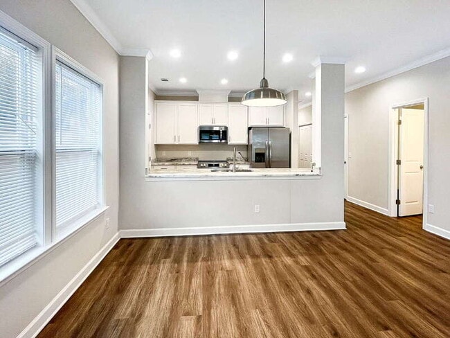 Building Photo - 39 Travis St