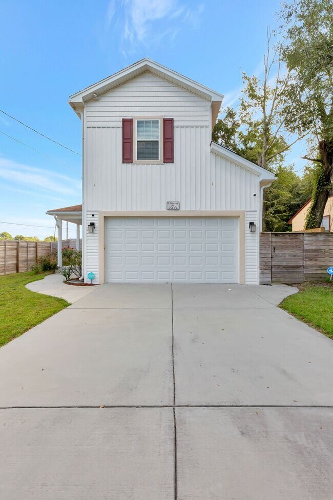 Primary Photo - Spacious 4-Bedroom Charleston Home Loaded ...