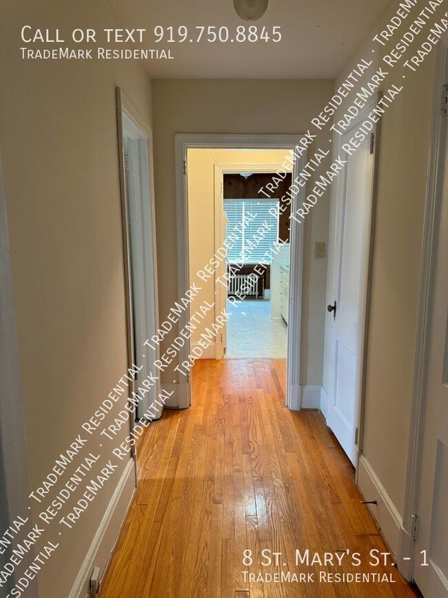 Building Photo - 1 Bedroom 1 Bath Apartment at Corner of St...