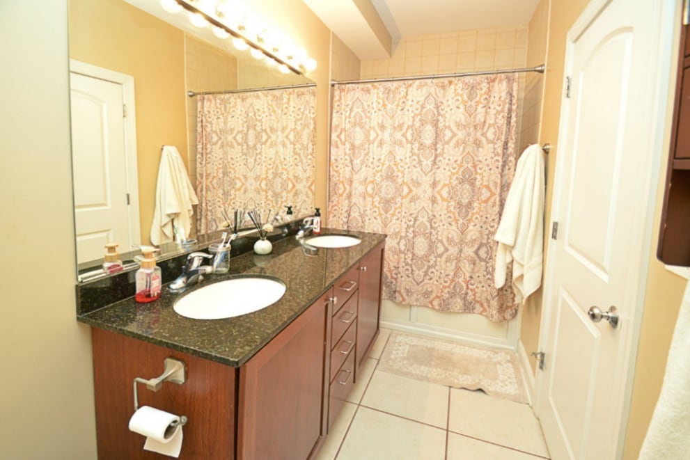 Building Photo - 3740 N Wilton Ave