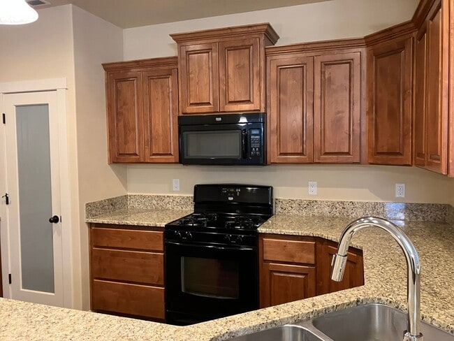 Building Photo - Beautiful Craftsman Style Home in Felida - 3 Bedroom/2.5 Bath - Available for showing on 3/30!