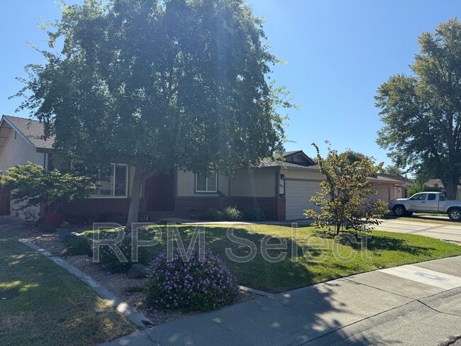 Building Photo - 1017 Silver Lake Dr
