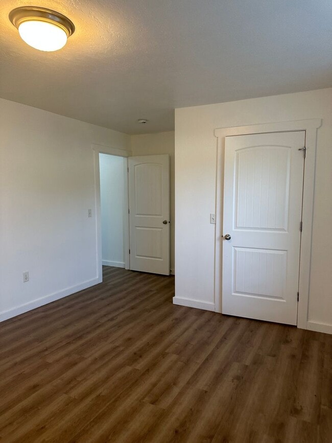 Building Photo - Cute 3 bedroom, 2 bath townhome with Community Pool in Boise