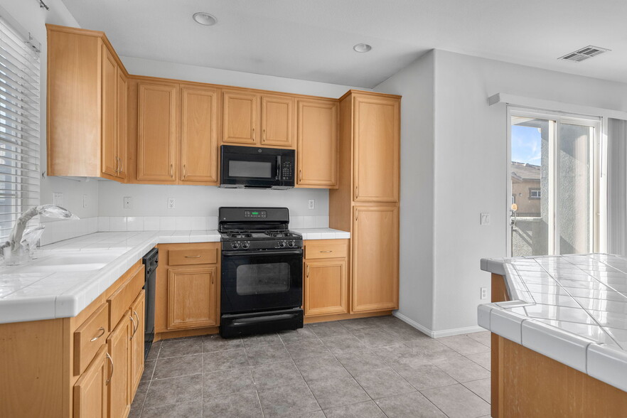 Kitchen - 26041 Iris Ave