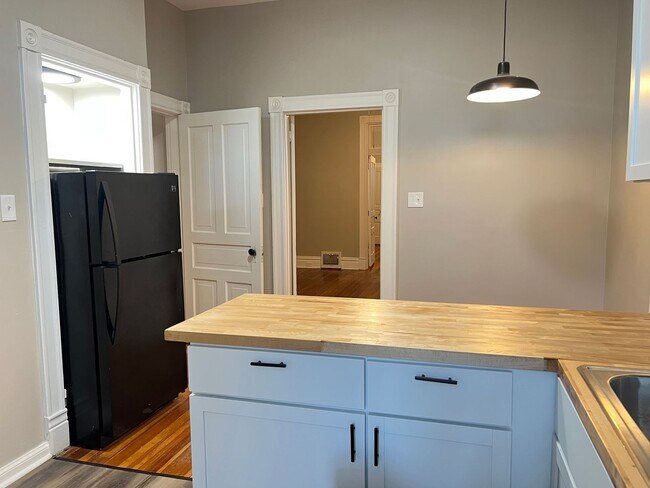 Building Photo - Extremely Spacious and Bright 2-Bedroom Ap...