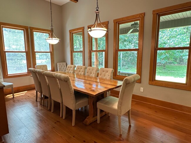 Building Photo - Charming 2 Bed, 2 Bath Custom Ranch on 5 P...