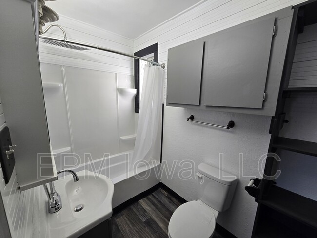 Building Photo - 709 Kern St