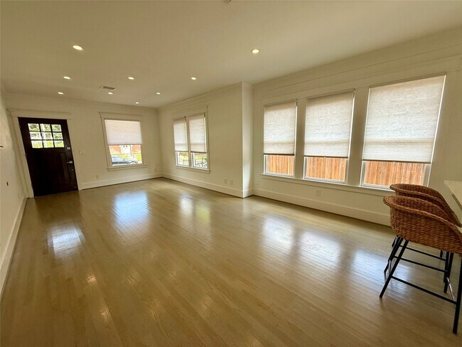 Building Photo - 804 Omar St