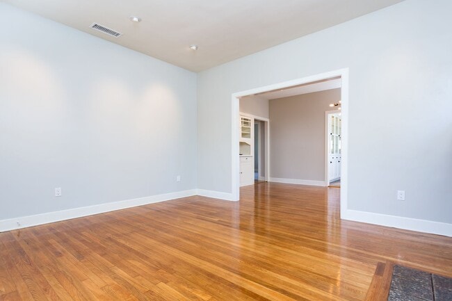 Building Photo - Modern Kensington Cottage