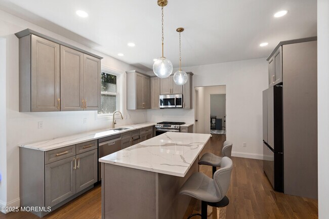 Building Photo - 1561 Scranton Ave