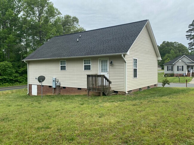 Building Photo - Beautiful three bedroom two bathroom house...