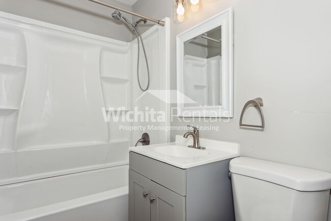 Building Photo - Fully renovated 2 bedroom, 1 bathroom, wit...