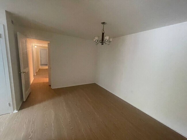 Building Photo - Conveniently Located Gaithersburg 3 Bed/2 Bath Condo, Just Minutes away from I-270 and Shopping!